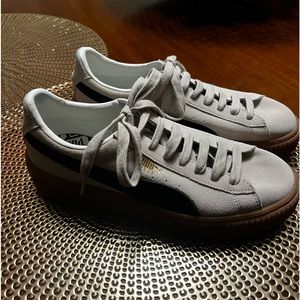 Women Classic Suede Pumas